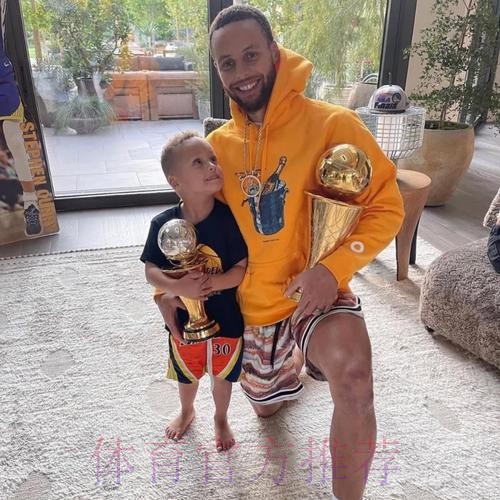 哥俩商量好了？布克与库里今日穿着同款黑橙色衬衫步入球馆